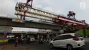 Suasana proyek pembangunan Double-Double Trek (DDT) jalur kereta api di Jatinegara, Jakarta, Kamis (31/1). Pembangunan double track dilakukan sepanjang 35 kilometer dari Stasiun Manggarai, Jatinegara dan Cikarang. (Merdeka.com/Imam Buhori)