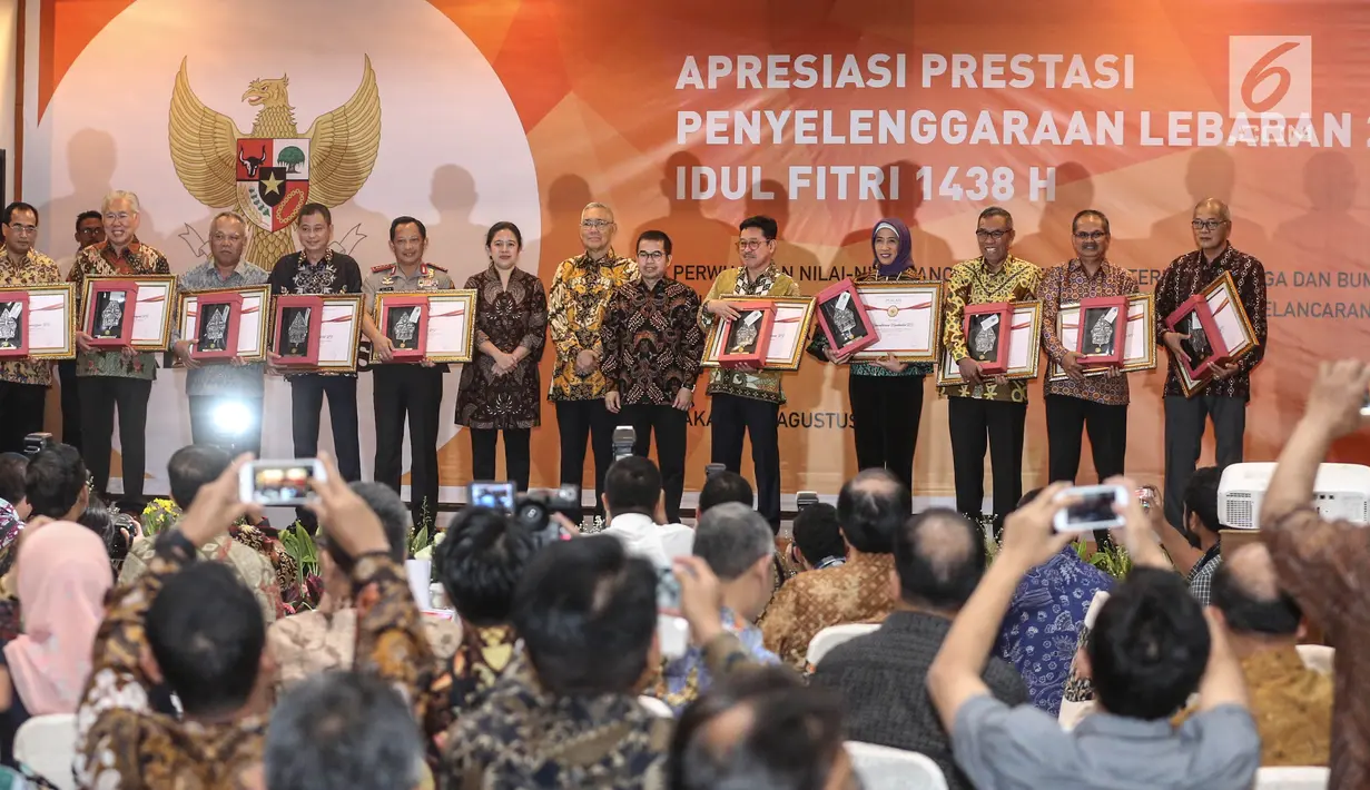 Unit Kerja Presiden Pembinaan Ideologi Pancasila (UKP-PIP) memberikan penghargaan Prestasi Penyelenggaraan Lebaran 2017 kepada 15 instansi pemerintah di Jakarta, Selasa (1/8). (Liputan6.com/Faizal Fanani)