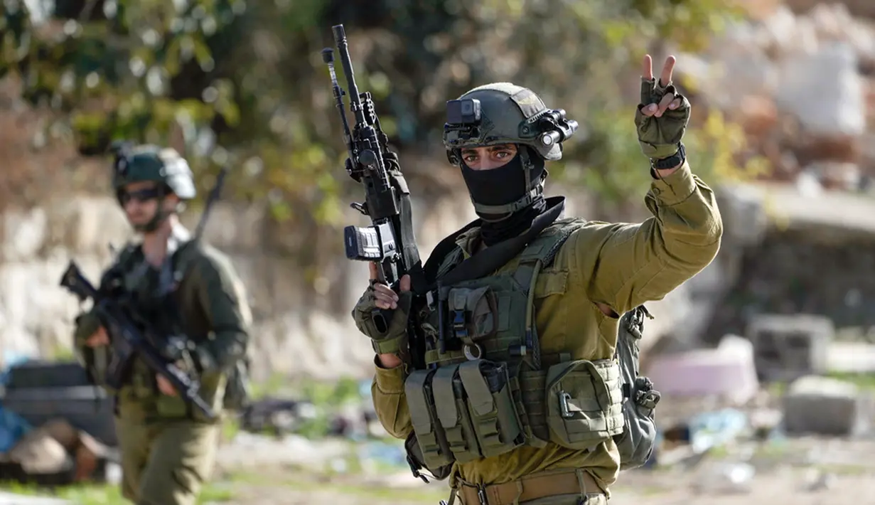 Kamp pengungsi Balata dianggap sebagai kamp pengungsi terbesar di Tepi Barat yang diduduki dengan 16.000 warga Palestina tinggal di sana. Kamp tersebut terletak di sebelah timur Kota Nablus dan sering diserang oleh pasukan Israel karena kemunculan beberapa kelompok perlawanan Palestina. (AP Photo/Majdi Mohammed)