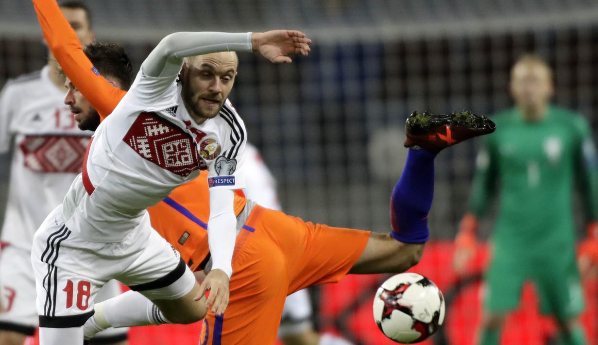 Gelandang Belarusia, Ivan Maevski, berebut bola dengan gelandang Belanda, Davy Propper, pada laga kualifikasi Piala Dunia 2018 di Stadion Borisov Arena, Borisov, Sabtu (7/10/2017). Belarusia kalah 1-3 dari Belanda. (AP/Sergei Grits)