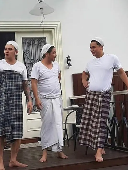 Tak hanya Raffi, nyatanya gaya Pasha Ungu juga diikuti oleh artis lainnya seperti Vicky Nitinegoro dan Billy Syahputra. Penampilan para artis cowok dengan sarung dan kaus oblong putih ini jadi sorotan. Nyatanya, penampilan sederhana pun tetap membuat mereka mendapatkan atensi dari publik. (Liputan6.com/IG/pashaungu_vm)
