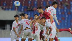 Jens Raven (Timnas Indonesia U-22 - tengah) berebut bola atas dengan beberapa pemain Myanmar pada pertandingan Grup C SEA Games 2025 di The 700th Anniversary of Chiang Mai Stadium, Thailand, Jumat (12/12/2025). (Bola.com/Bagaskara Lazuardi)