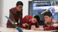 Ilmuwan muda Tim Surya Satellite-1 Muhammad Zulfa Dhiyaulhaq (kiri), Setra Yoman Prahyang (tengah), dan Suhandinata (kanan) menjelaskan prinsip kerja satelit nano atau cubesat buatannya sebelum peluncurannya, di Jakarta, Selasa (21/6/12022). (Liputan6.com/Angga yuniar)