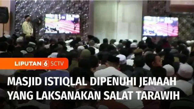 Ribuan jemaah memenuhi Masjid Istiqlal di kawasan Gambir, Jakarta, Rabu (22/3) malam untuk melaksanakan ibadah salat tarawih pertama di bulan puasa Ramadan. Tingginya antusiasme jemaah tampak dari penuhnya ruang masjid hingga lantai 3.