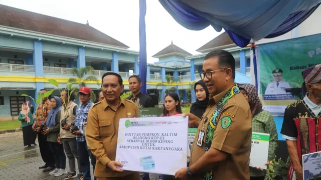 Pj Gubernur Serahkan Bantuan Blanko KTP Elektronik