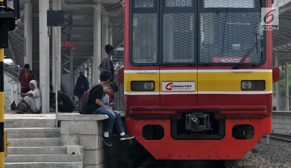 Penumpang KRL Commuter Line menunggu waktu pemberangkatan di Stasiun Jatinegara Jakarta, Minggu (4/8/2019). Listrik padam yang melanda Jakarta dan  sekitarnya mengakibatkan penumpang KRL Commuter Line telantar lantaran kereta berhenti beroperasi. (merdeka.com/Iqbal Nugroho)