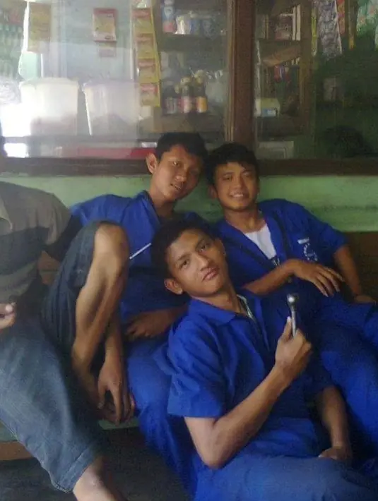 Bahkan karier Denny Caknan selama di bangku sekolah hingga jadi penyanyi terbukti berbeda. Saat SMK, istri Bella Bonita ini mengambil jurusan Teknik mesin. Sedangkan saat kuliah, Denny Caknan menggeluti dunia ekonomi. Namun ia berakhir jadi penyanyi. (Liputan6.com/IG/@denny_caknan)