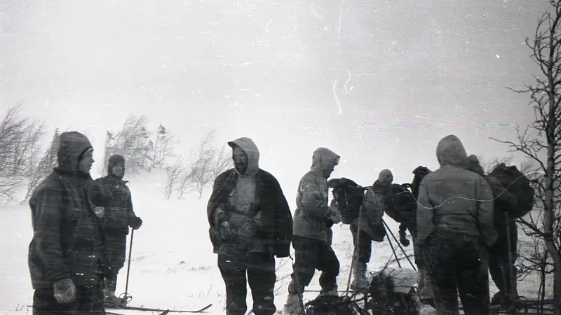 Sembilan orang pemuda-pemudi pendaki gunung semi-profesional ditemukan tewas dalam kondisi yang mencurigakan di Celah Dyatlov, Pegunungan Ural 1959 (Wikimedia Commons)