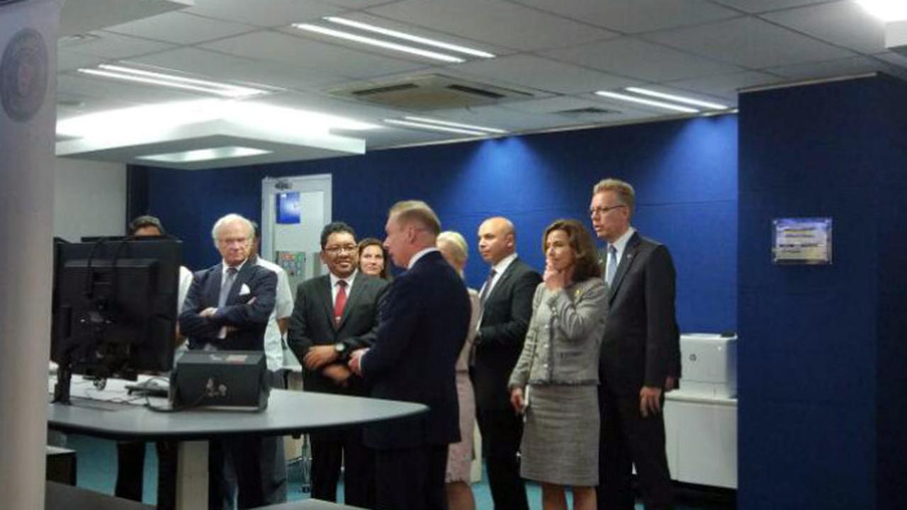 Raja Swedia Carl XVI Gustaf saat di Tanjung Priok