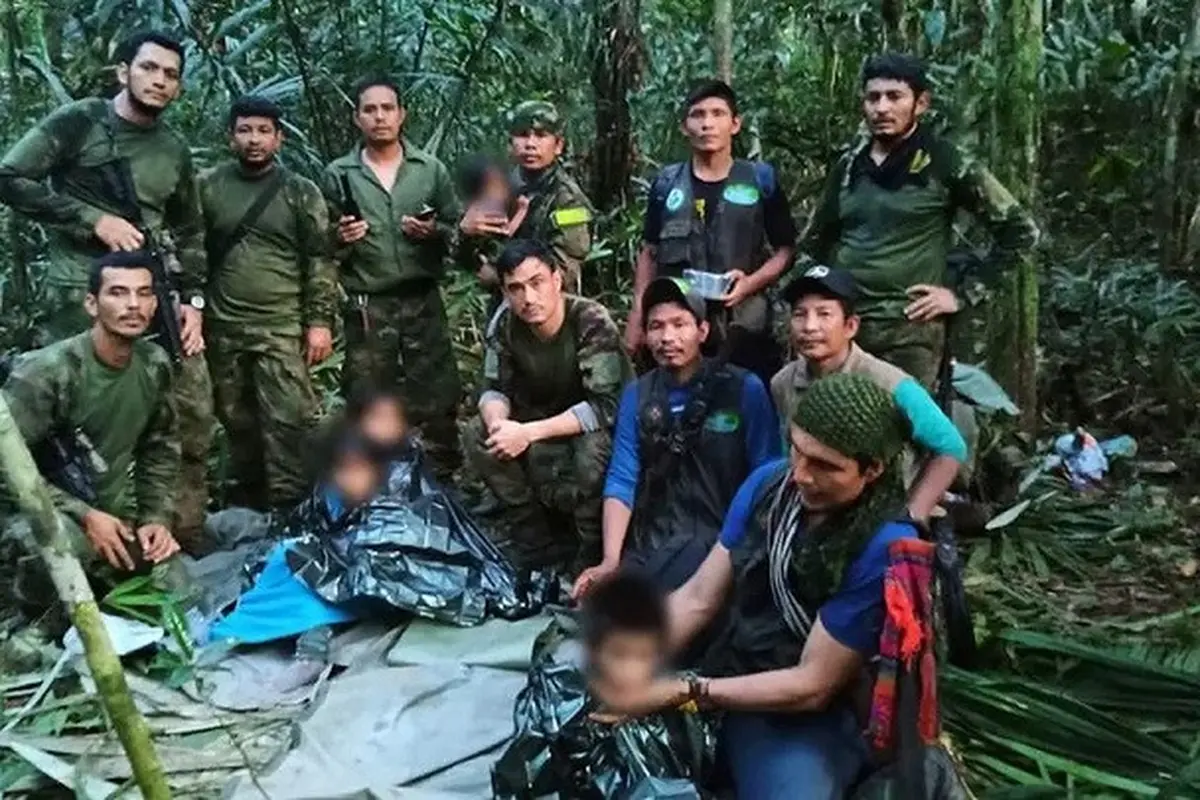 Foto yang disebarkan oleh militer Kolombia menunjukkan anak-anak korban kecelakaan pesawat Cessna 206 pada 1 Mei 2023 berhasil ditemukan dalam kondisi selamat di Hutan Amazon. (Dok. militer Kolombia)