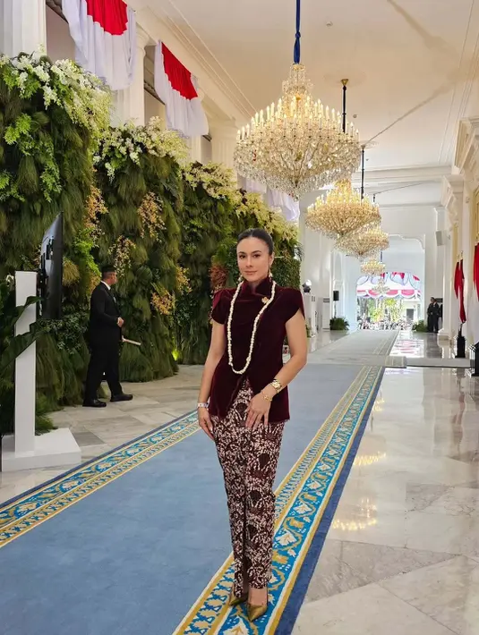 Wulan Guritno memesona dalam kebaya janggan velvet merah marun yang dimodifikasi dengan lengan pendek, menghadirkan kesan segar dan tegas tanpa meninggalkan sentuhan tradisional. [@wulanguritno].