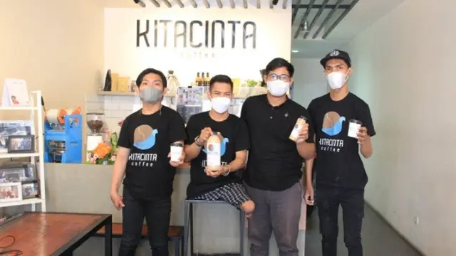 Empat penyandang disabilitas rintis usaha kedai kopi Kitacinta Coffee (Tangkapan Layar Laman Kementerian Sosial)