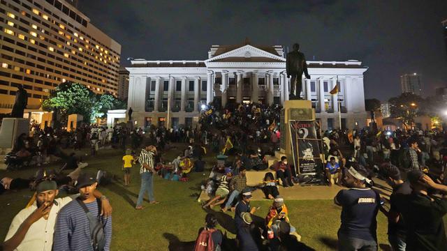 FOTO: Ribuan Pengunjuk Rasa Serbu Kediaman Resmi Presiden Sri Lanka