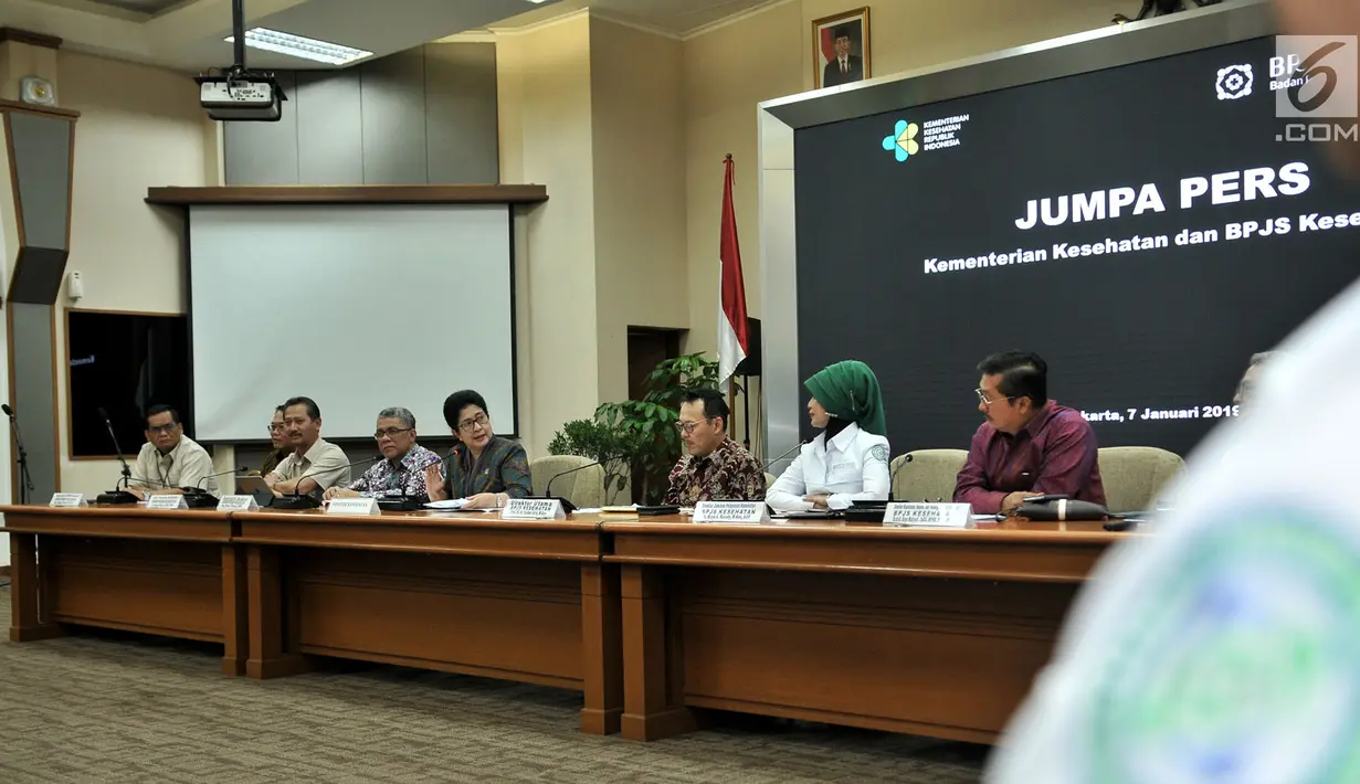 Menkes Nila Moeloek didampingi Dirut BPJS Kesehatan Fachmi Idris beserta jajaran saat menggelar konpers terkait pemutusan kerjasama antara rumah sakit yang belum terakreditasi dan BPJS Kesehatan di Jakarta, Senin (7/1). (Merdeka.com/Iqbal S. Nugroho)