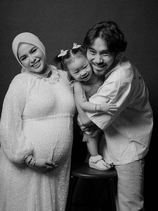 6 Potret Maternity Shoot Istri Megantara, Menawan dengan Baby Bump Besar