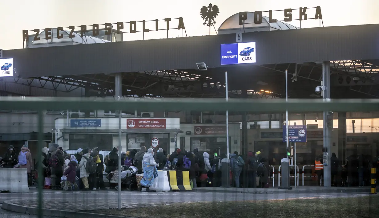 Pengungsi dari Ukraina berbaris untuk masuk ke Polandia di perbatasan di Medyka, Polandia timur, 28 Februari 2022. Lebih dari setengah juta orang telah meninggalkan Ukraina sejak invasi Rusia dengan lebih dari setengahnya melarikan diri ke Polandia. (Wojtek RADWANSKI/AFP)