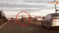 [VIDEO] Aksi Nekat Pria Misterius Tabrakkan Diri ke Mobil