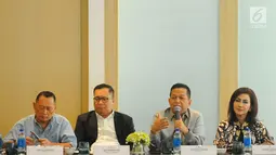 Ketua Komite Ekonomi dan Industri Nasional atau KEIN Soetrisno Bachir (dua kanan) saat berdiskusi dengan media di Jakarta, Senin (27/5/2019). Diskusi tersebut membahas percepatan investasi dan ekspor untuk mendorong pertumbuhan yang berkualitas. (Liputan6.com/Angga Yuniar)