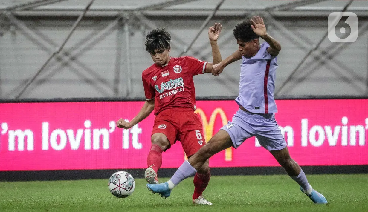 Pemain Indonesia All Star U-20 Muhammad Ilham (kiri) berebut bola dengan pemain FC Barcelona U-18 pada pertandingan International Youth Championship 2021 di Jakarta International Stadium, Jakarta, Rabu (13/4/2022). Pertandingan berakhir imbang 0-0. (Liputan6.com/Faizal Fanani)