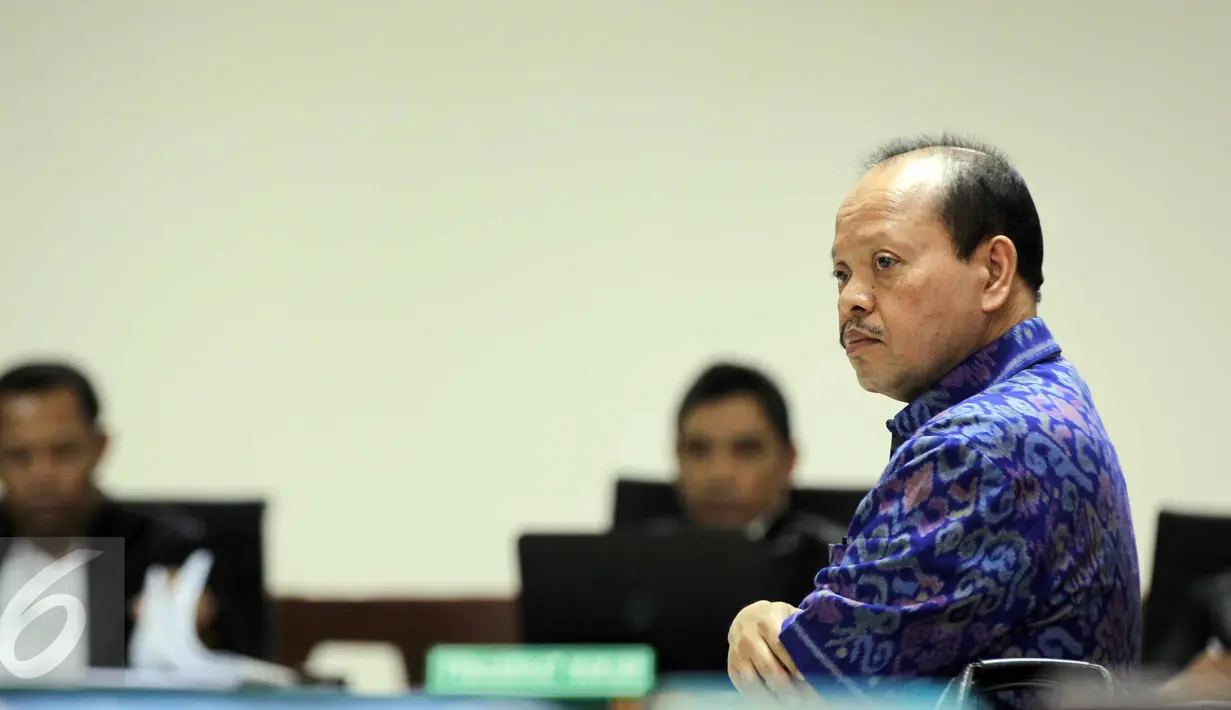 Terdakwa kasus suap Kementerian ESDM dan SKK Migas Sutan Bhatoegana saat menjalani sidang lanjutan di Pengadilan Tipikor, Jakarta, Kamis (9/7/2015). Dalam sidang tersebut, Komisioner KPK menolak hadir menjadi saksi meringankan. (Liputan6.com/Helmi Afandi)