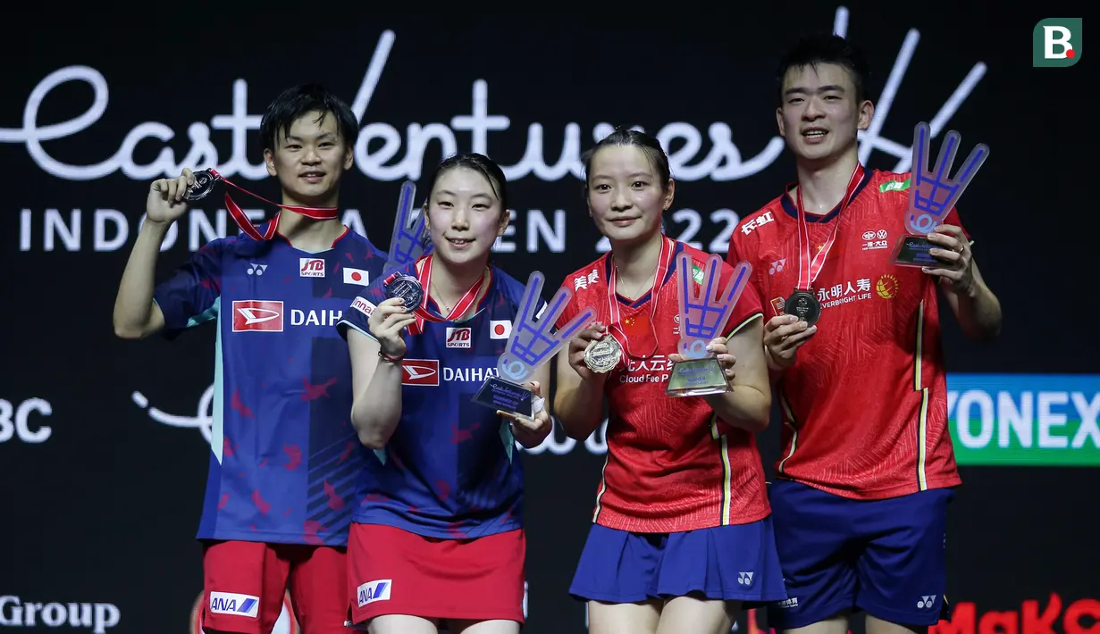 Pebulu tangkis ganda campuran China, Zheng Si Wei/Huang Ya Qiong foto bersama dengan wakil Jepang, Yuta Watanabe/Arisa Higashino usai menjuarai Indonesia Open 2022. (Bola.com/Bagaskara Lazuardi)