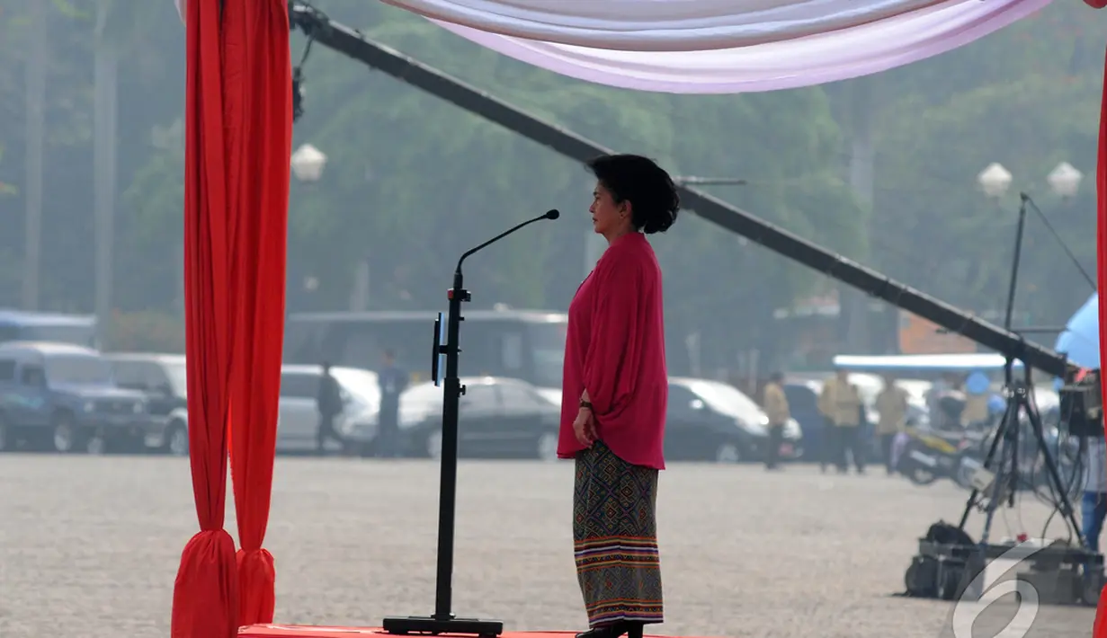Menteri Kesehatan Nila F Moeloek menjadi inspektur Upacara Hari Kesehatan Nasional ke-50, Jakarta, Rabu (12/11/14) (Liputan6.com/Herman Zakharia)