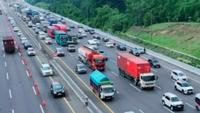 Atasi Kepadatan, Petugas Perpanjang Contraflow Tol Jakarta-Cikampek Kamis 25 Desember 2025