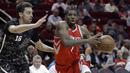Pebasket Houston Rockets, Joe Johnson, berusaha melewati pebasket San Antonio Spurs, Pau Gasol, pada laga NBA di Toyota Center Selasa (13/2/2018). Houston Rockets menang 109-93 atas San Antonio Spurs. (AP/David J. Phillip)