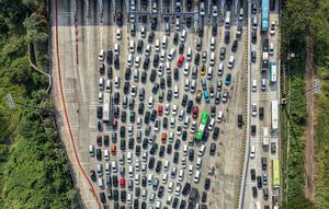 Untuk mengurai kemacetan di Tol Cikampek Utama (Cikatama), Korlantas Polri akan menerapkan one way dari KM 70 Cikatama hingga KM 414 Tol Kalikangkung. Tampak foto udara menunjukkan kendaraan yang terjebak kemacetan di gerbang tol Cikampek Utama 2, Jawa Barat, pada Selasa 17 Maret 2026. (BAY ISMOYO/AFP)
