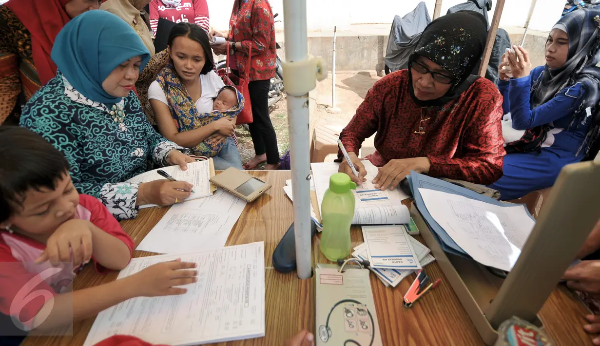 Petugas mendata warga yang mengikuti program KB di Rusun Cibesel, Jakarta, Selasa (23/8/2016). Mobil layanan KB DKI Jakarta melayani warga khususnya di pemukiman padat penduduk untuk mendapatkan program KB. (Liputan6.com/Yoppy Renato)