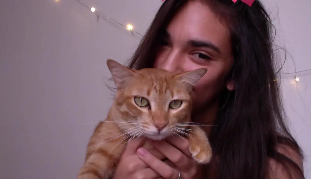 Lewat laman Instagram pribadinya, aktris kelahiran 2002 ini sering mengunggah momen santainya bersama kucing-kucing peliharaan miliknya. (Liputan6.com/IG/@haico.vdv)