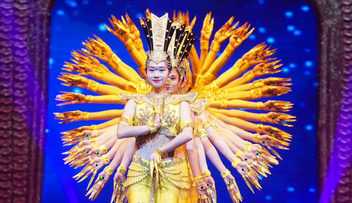 Para seniman dari Kelompok Seni Pertunjukan Penyandang Disabilitas China menampilkan tarian kelompok "Bodhisattva Seribu Tangan" dalam pertunjukan bertajuk "My Dream" di Nanjing, Provinsi Jiangsu, China timur (3/12/2020). (Xinhua/Ji Chunpeng)