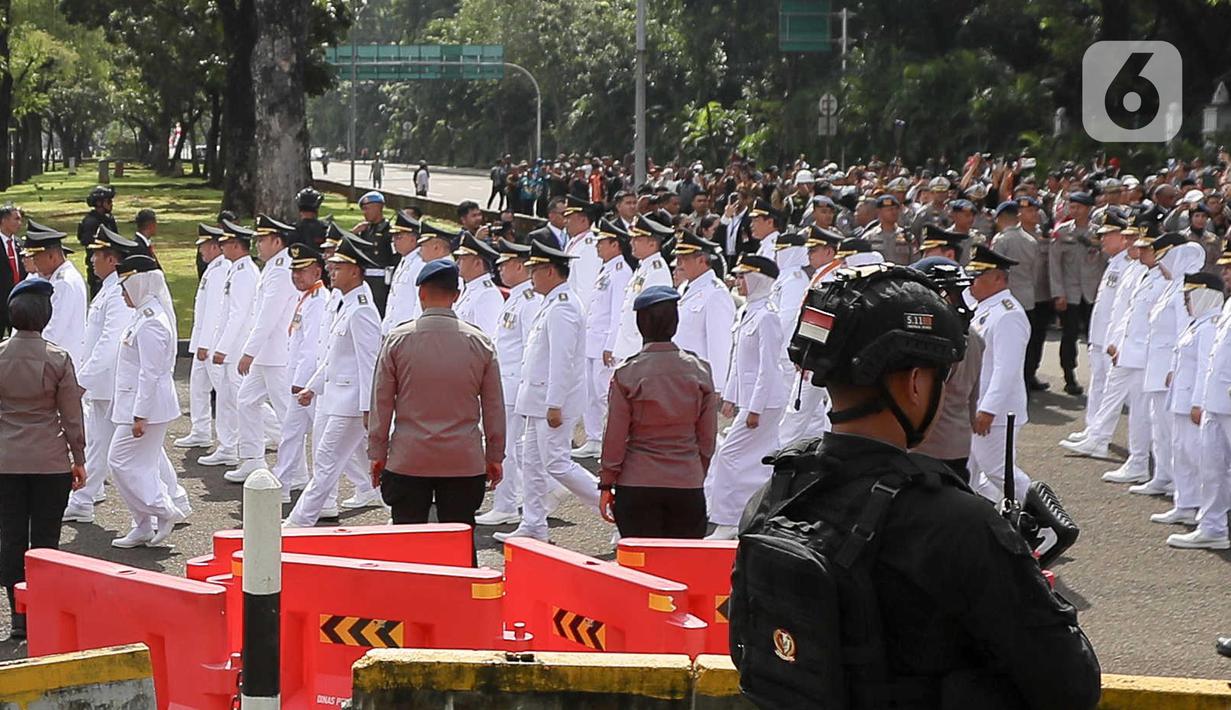 961 kepala daerah tersebut terdiri dari 33 gubernur dan 33 wakil gubernur, 363 bupati, 362 wakil bupati, 85 wali kota, dan 85 wakil wali kota yang dilantik dalam satu rangkaian prosesi pelantikan. (Liputan6.com/Herman Zakharia)