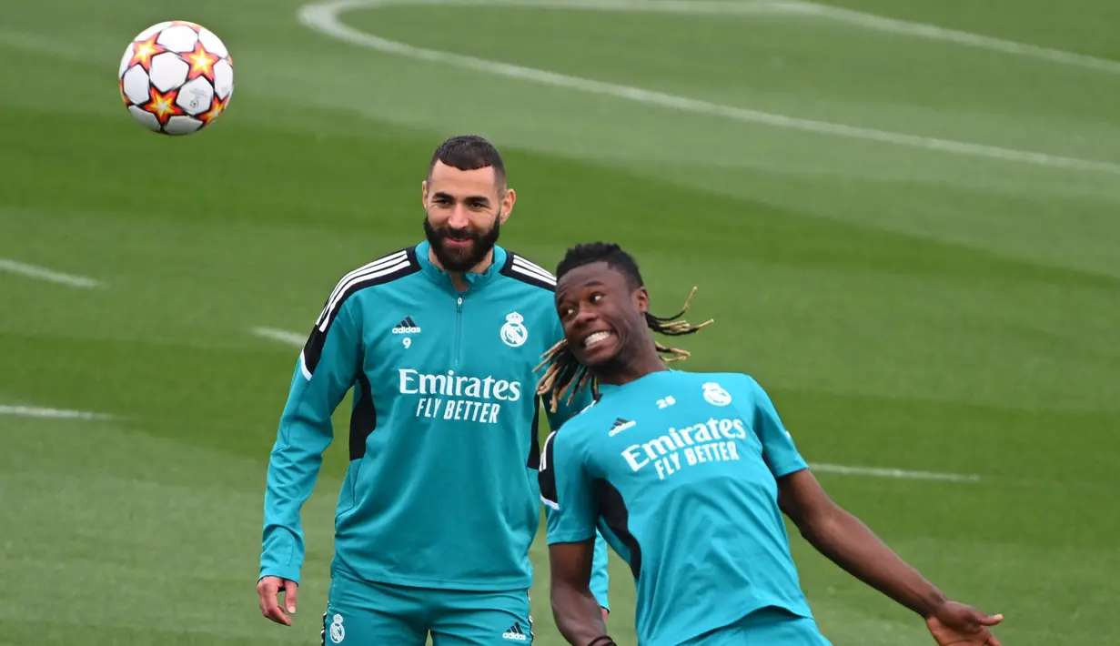 <p>Penyerang Real Madrid Karim Benzema (kiri) dan rekannya Eduardo Camavinga menghadiri sesi latihan menjelang pertandingan final Liga Champions di Ciudad Real Madrid di Valdebebas, Selasa (24/5/2022). Big match antara Liverpool dan Real Madrid akan tersaji di final Liga Champions 2021-2022 di Stade de France, Paris pada Minggu, 29 Mei dini hari WIB. (GABRIEL BOUYS / AFP)</p>