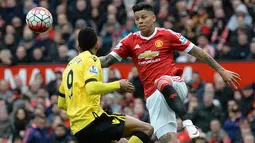 Bek MU, Marcos Rojo, berusaha melewati pemain Aston Villa pada laga Liga Inggris di Stadion Old Trafford, Manchester, Sabtu (16/4/2016). MU menang 1-0 atas Aston Villa. (AFP/Oli Scarff)