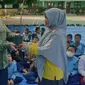 Penyerahan bibit pohon sebagai gerakan cinta lingkungan sejak dini di salah satu madrasah di Pekanbaru. (Liputan6.com/M Syukur)