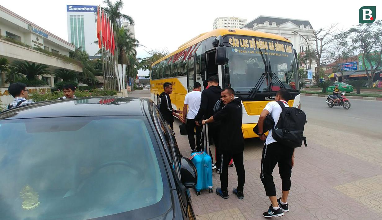 Para pemain Persija Jakarta bersiap naik bus untuk berangkat ke stadion dari Hotel Saigon Kimlien, Vietnam, Selasa (6/3/2018). Persija melakoni laga Piala AFC melawan Song Lam Nghe An. (Bola.com/Reza Khomaini)