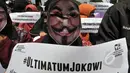 Massa mengenakan topeng anonymous saat melakukan aksi unjuk rasa di depan Istana Negara, Jakarta, Kamis (21/5/2015).  Aksi tersebut menuntut agar Pemerintahan memprioritaskan masyarakat pribumi daripada asing. (Liputan6.com/Johan Tallo)