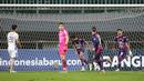 Pemain Rans Cilegon FC, Alfin Tuasalamony (kanan) melakukan selebrasi usai mencetak gol kedua timnya ke gawang PSIM Yogyakarta dalam laga semifinal Liga 2 2021 di Stadion Pakansari, Bogor, Senin (27/12/2021). (Bola.com/Bagaskara Lazuardi)