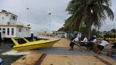 Sejumlah orang memindahkan sebuah perahu saat Badai Delta mendekati Puerto Morelos, Negara Bagian Quintana Roo, Meksiko, 6 Oktober 2020. Status Badai Delta naik menjadi topan tropis kategori 4 pada Selasa (6/10) pagi waktu setempat ketika bergerak menuju Mexican Caribbean. (Xinhua/Mauricio Collado)