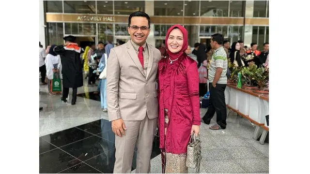 6 Potret Sahrul Gunawan Wisuda S2, Bahagia Didampingi Dine Mutiara