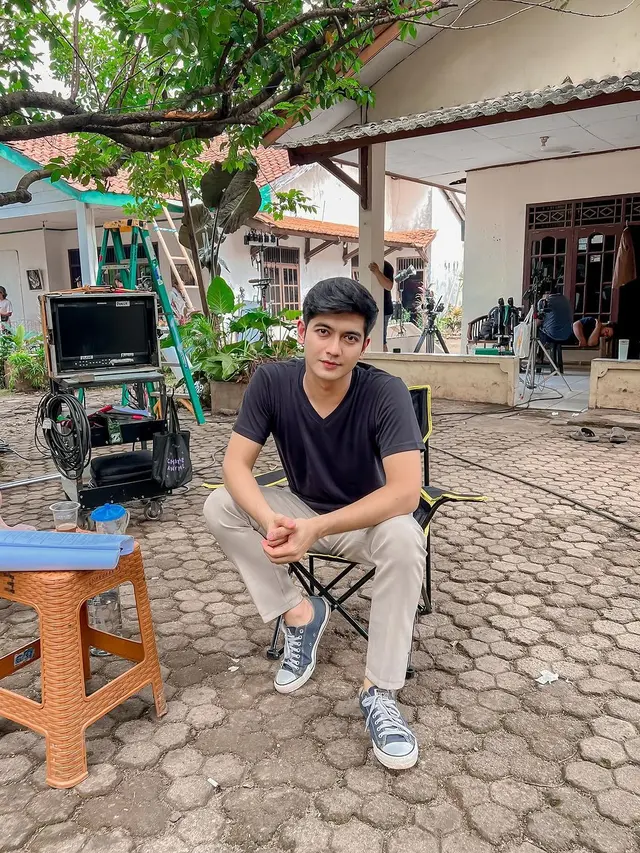 8 Potret Teuku Ryan di Lokasi Syuting, Fokus Pada Pekerjaan