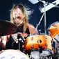 Taylor Hawkins, drummer Foo Fighters, tampil di atas panggung setelah pemutaran perdana "Studio 666" Los Angeles di Fonda Theatre di Hollywood, California, Amerika Serikat, 16 Februari 2022. (RICH FURY/GETTY IMAGES NORTH AMERICA/AFP)