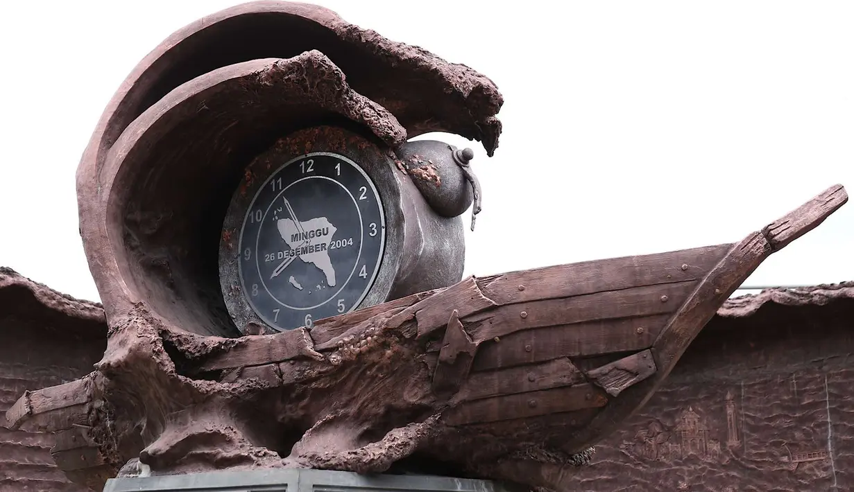 Sebuah jam yang ada pada Monumen Kapal Pembangkit Listrik Tenaga Diesel (PLTD) Apung 1 di Aceh, Selasa (31/7). Dengan bobot 2.600 ton, tidak ada yang membayangkan kapal ini dapat bergerak hingga ke tengah Kota Banda Aceh. (Liputan6.com/Immanuel Antonius)