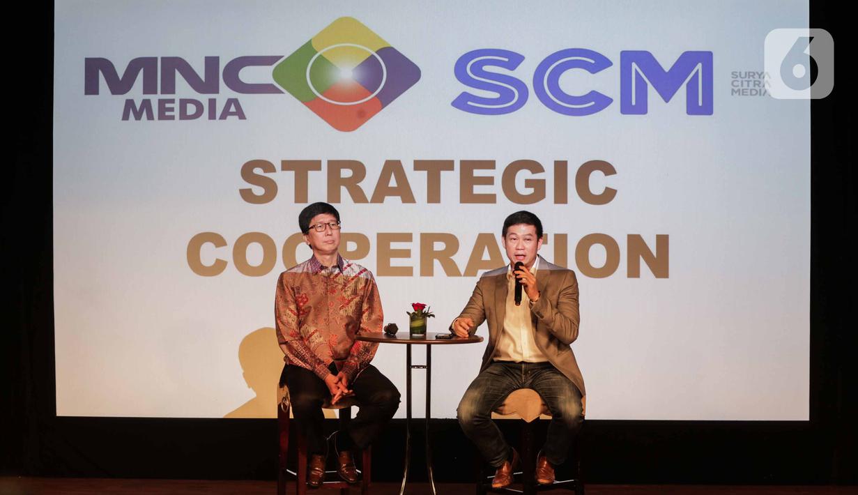 CEO PT Surya Citra Media Tbk Sutanto Hartono (kiri) dan Dirut PT Media Nusantara Citra Tbk David Fernando Audy menyampaikan keterangan usai menandatangani MoU kerja sama di Jakarta, Kamis (12/12/2019). SCM dan MNC menjalin kerja sama untuk meningkatkan sektor bisnis. (Liputan6.com/Faizal Fanani)