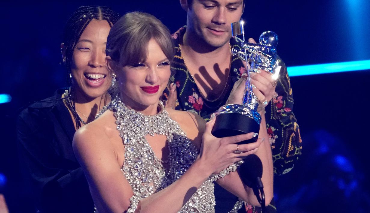Taylor Swift menerima penghargaan pada ajang MTV Video Music Awards di Prudential Center, Newark, New Jersey, Amerika Serikat, 28 Agustus 2022. Taylor Swift memenangi penghargaan bergengsi 'Video of the Year' untuk All Too Well (10 Minute Version) (Taylor's Version). (Photo by Charles Sykes/Invision/AP)