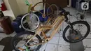 Sepeda kayu terlihat di Gedung LIPI , Cibinong, Kabupaten Bogor, Jawa Barat, Rabu (30/10/2019). Jenis sepeda ini di buat dari kayu solid dan jati. (Liputan6.com/Herman Zakharia)