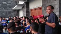 Pelatih PSIM Yogyakarta, Kas Hartadi saat menemui suporter di depan pintu masuk Stadion Mandala Krida, Kota Yogyakarta, Minggu (17/9/2023) petang. (Bola.com/Ana Dewi)