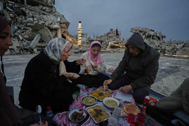 Dibayangi Krisis Kemanusiaan, Warga Gaza Jaga Nuansa Hangat Kebersamaan Ramadan