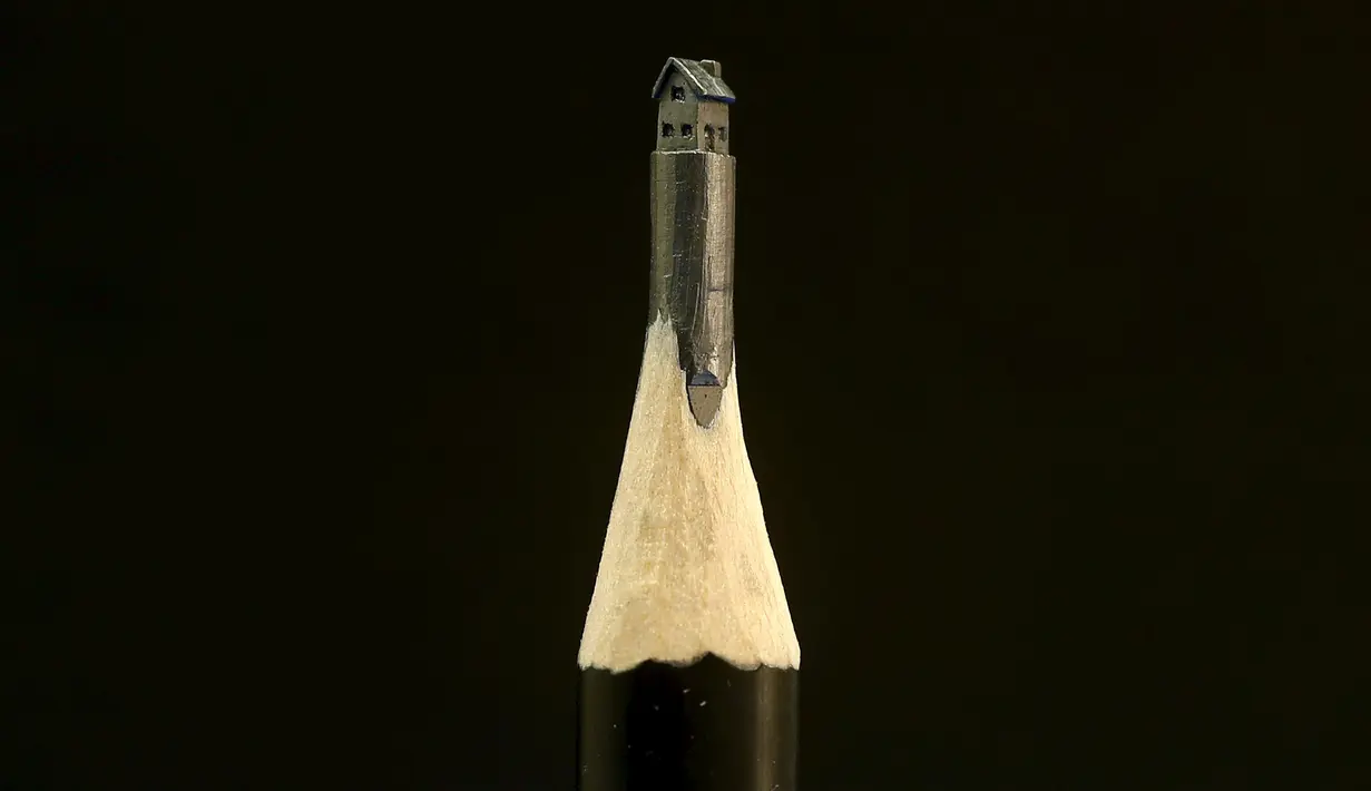 Ukiran dari ujung pensil berbentuk rumah karya Jasenko Djordjevic di Tuzla, Bosnia dan Herzegovina, Selasa (26/4). Keterampilan Djordjevic membutuhkan konsentrasi penuh saat membuat ukiran miniatur. (REUTERS / Dado Ruvic)